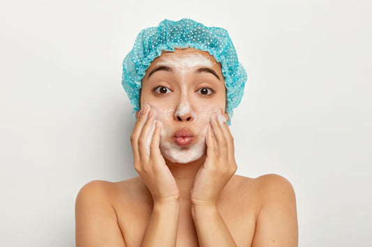 Femme nettoyant sa peau pour une routine visage naturelle