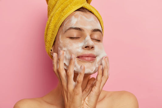 Femme nettoyant son visage avec un savon hypoallergénique